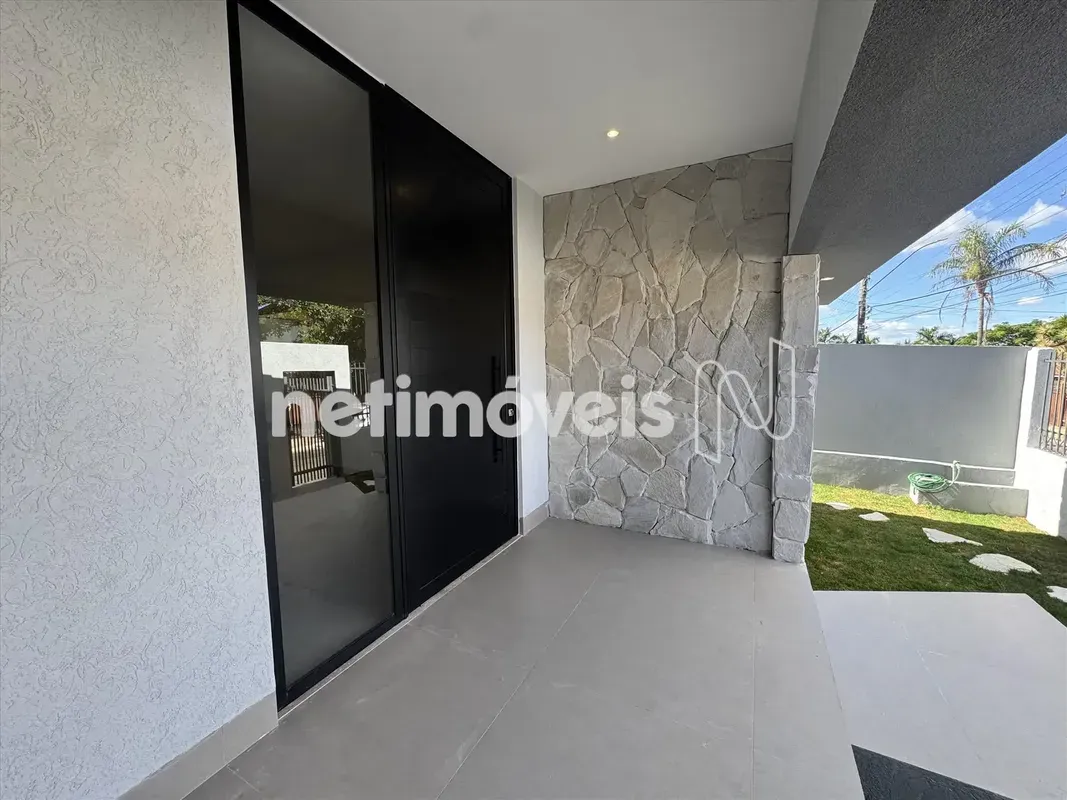 Vendo casa totalmente reformada no Condomínio Jardim Botânico V. A casa possui 4...