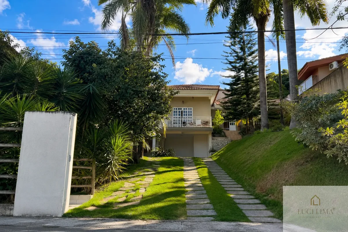 Espaço, aconchego e muito potencial em uma casa cheia de personalidade.Localizad...