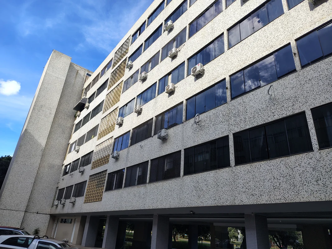 Vendemos ótimo Apto. na SQS 310 Bloco "C" 2º Andar, Composto de:DESC: Sala - Hal...