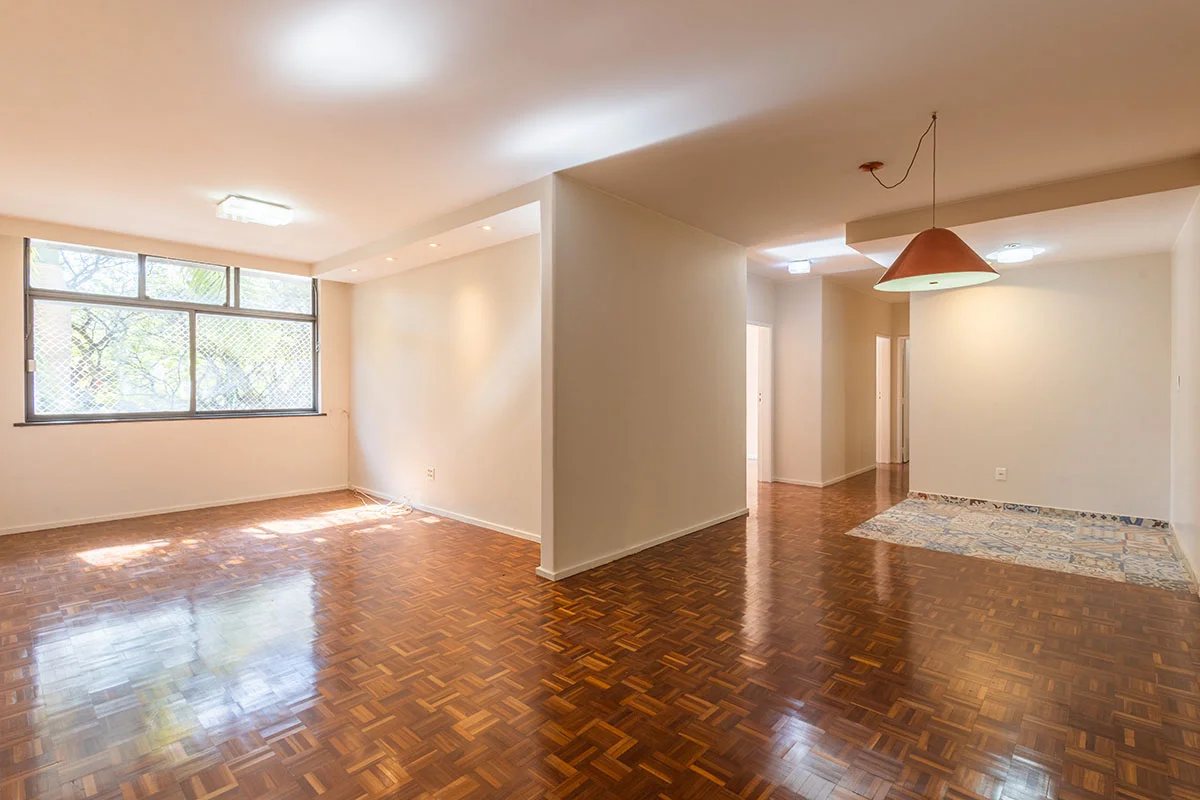 Apartamento com excelente distribuição, composto por sala ampla, cozinha, 04 qua...