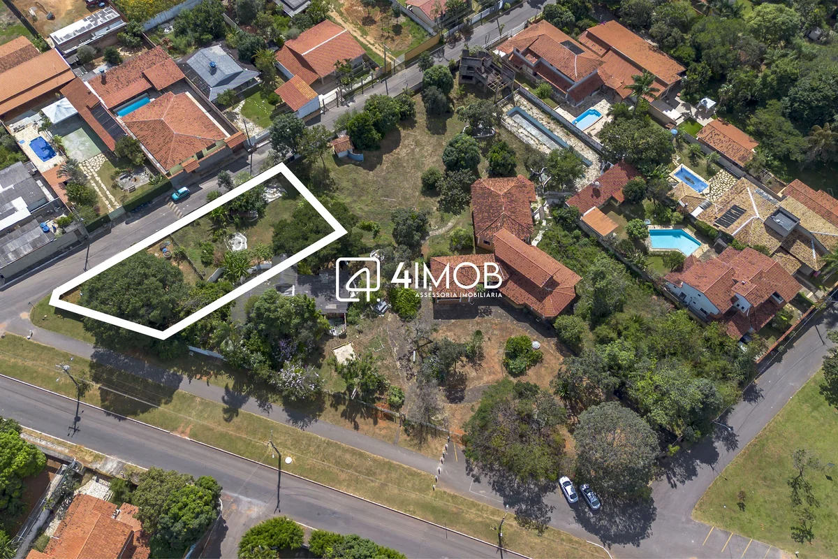 Em condomínios consolidados, alguns terrenos se destacam pela metragem.Outros, p...
