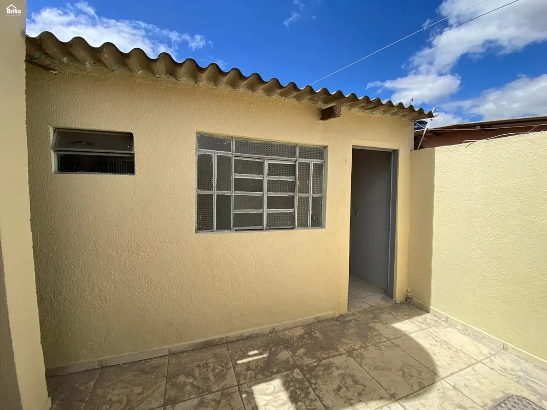 R$ 1.400,00 COM DESCONTO DE PONTUALIDADE R$ 1.200,00ÓTIMA CASA DE FUNDOS EM SOBR...