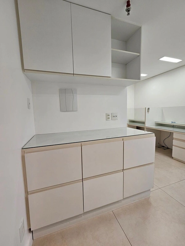 EXCELENTE SALA CONJUGADA. COPA; BANHEIRO MASCULINO E FEMININO. MARQUE UMA VISITA...