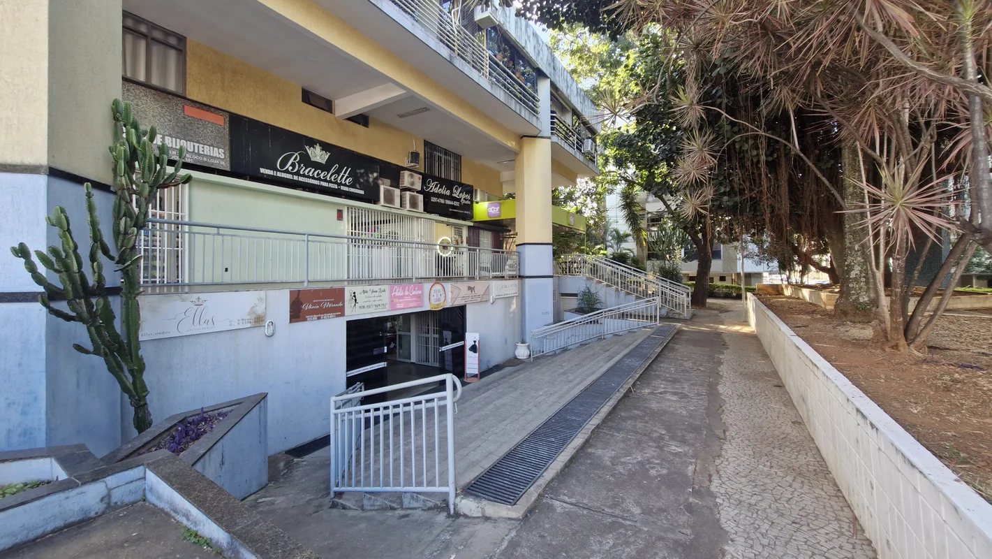 Bom para investimento !!! BOM PARA MONTAR SUA BOUTIQUE OU SALÃO. Loja de subsolo...