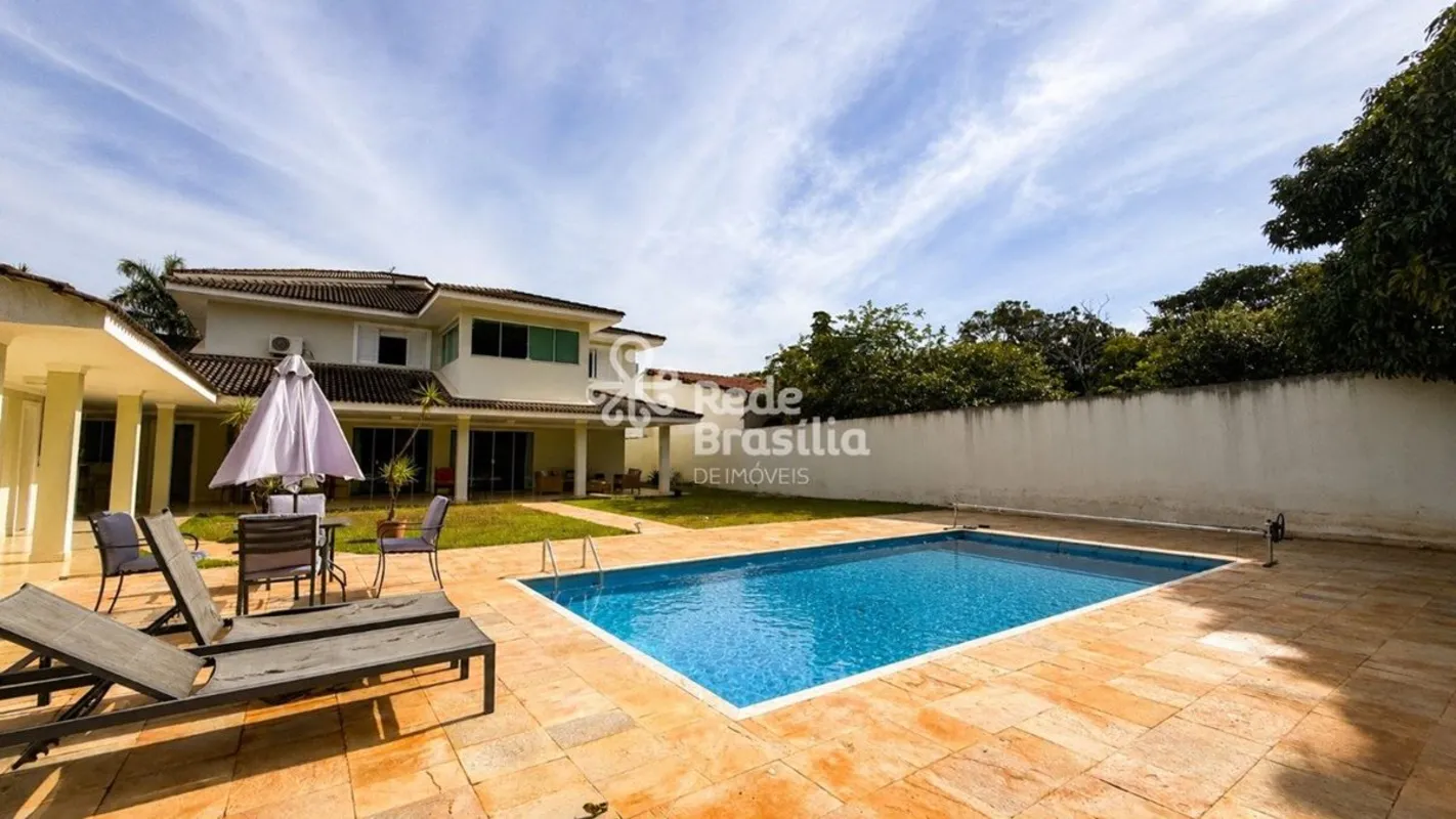 Residência ampla e sofisticada, área verde privativa e lazer completo.Uma residê...