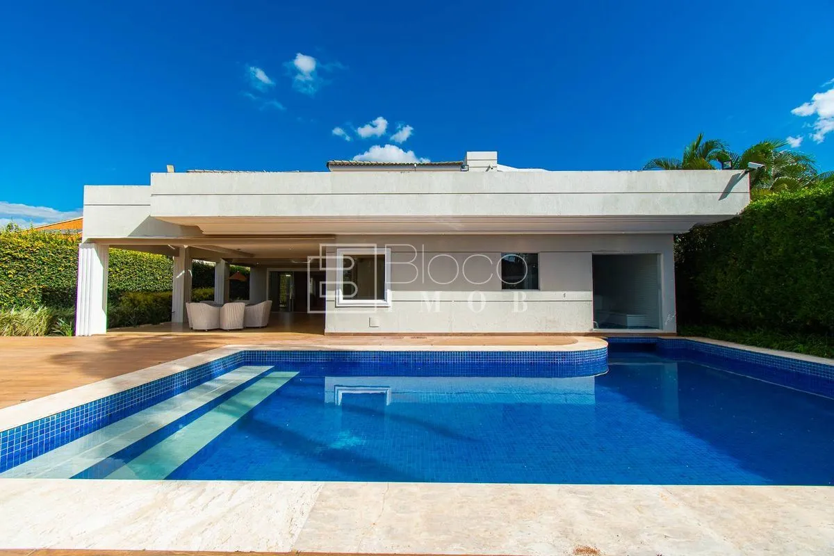 DEGUSTE E APRECIE A VISTA PORQUE A VIDA PEDE PAUSAS! São 934m² útil. A casa cont...