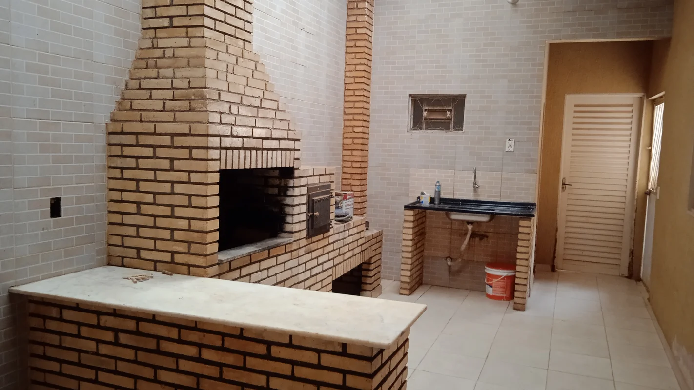 Descubra uma charmosa casa de 4 dormitórios, incluindo 1 suíte, na Quadra 14, VA...