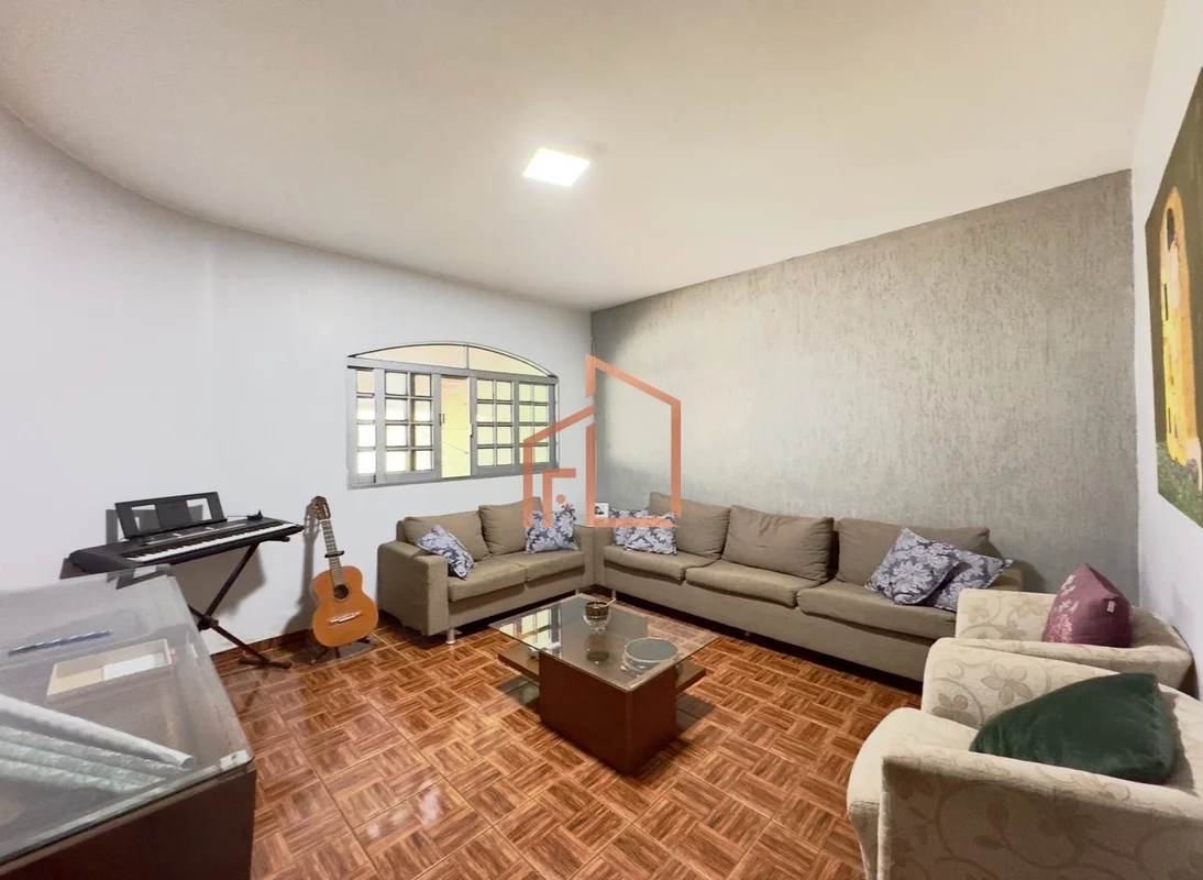 OPORTUNIDADE - GUARÁ II – QE 28 (61)99118-0751Casa ampla, com excelente potencia...