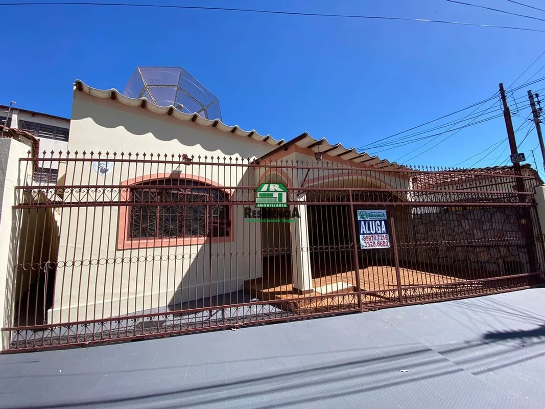 Casa contendo: 03 quartos sendo 01 suite (com box e espelho), quartos com armári...