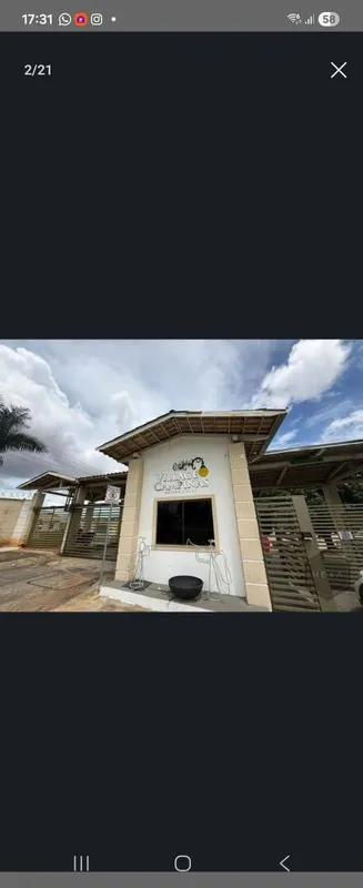 A casa possui 3 quartos, sendo 1 suíte.Tem 2 banheiros, 1 lavabo, jardim de inve...