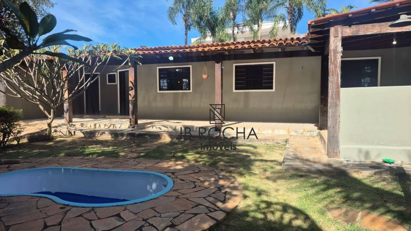 JB ROCHA ALUGA COM EXCLUSIVIDADECasa térrea no Condomínio Quintas do Sol com 02 ...