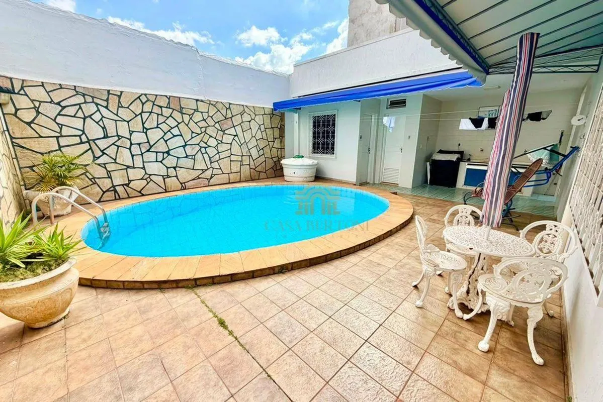 CASA CLÁSSICA FORA DE CONDOMINIO COM CINEMA, PISCINA E AMBIENTES CLIMATIZADOS NA...