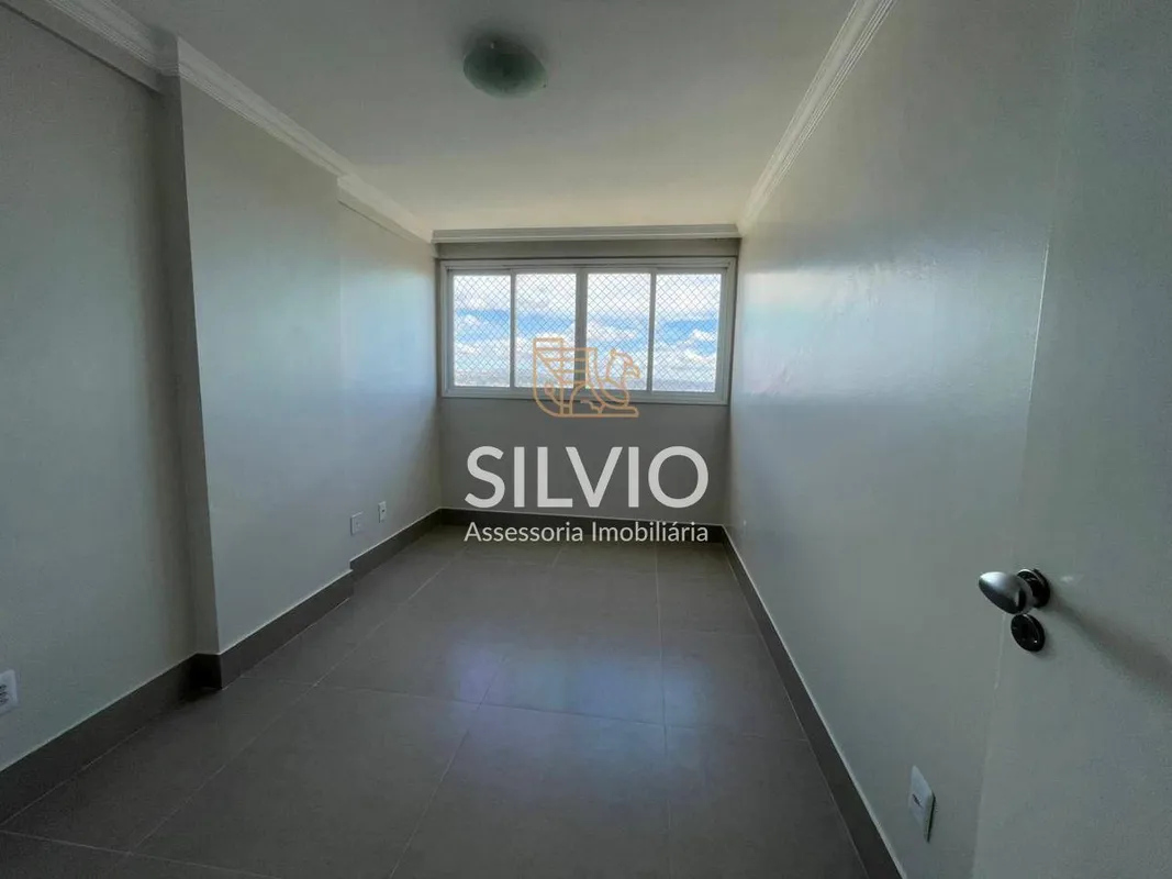 Apartamento reformado, de canto e localizado no último andar, ideal para quem bu...