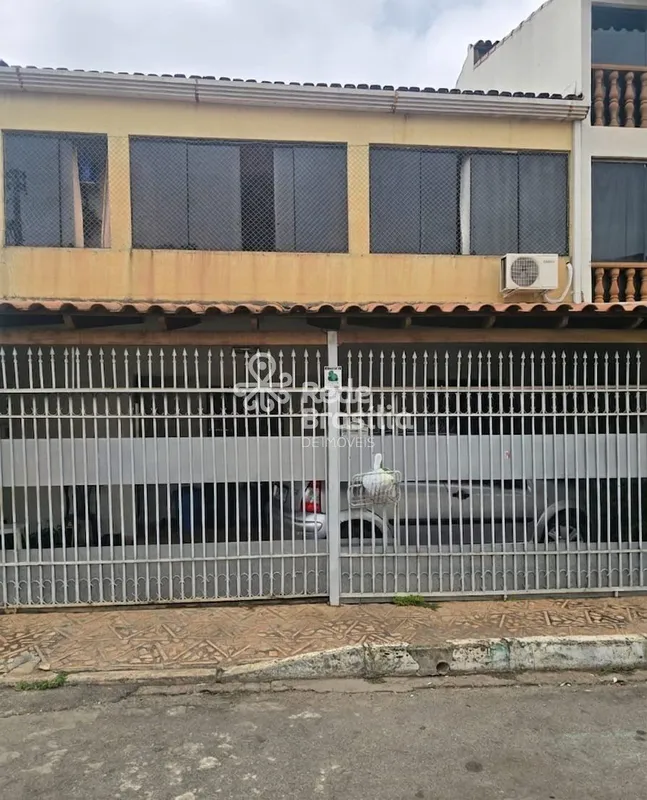 Casa com dois pavimentos à venda na QE 42 - Guará II Excelente localização! Térr...
