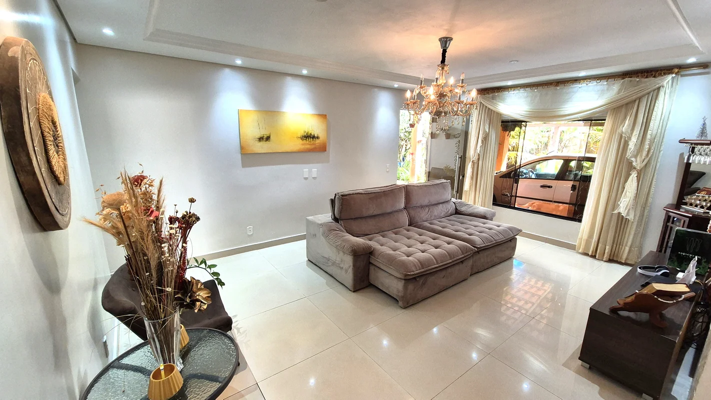 Casa ampla, escriturada e registrada, com 360 m² de área construída em um terren...