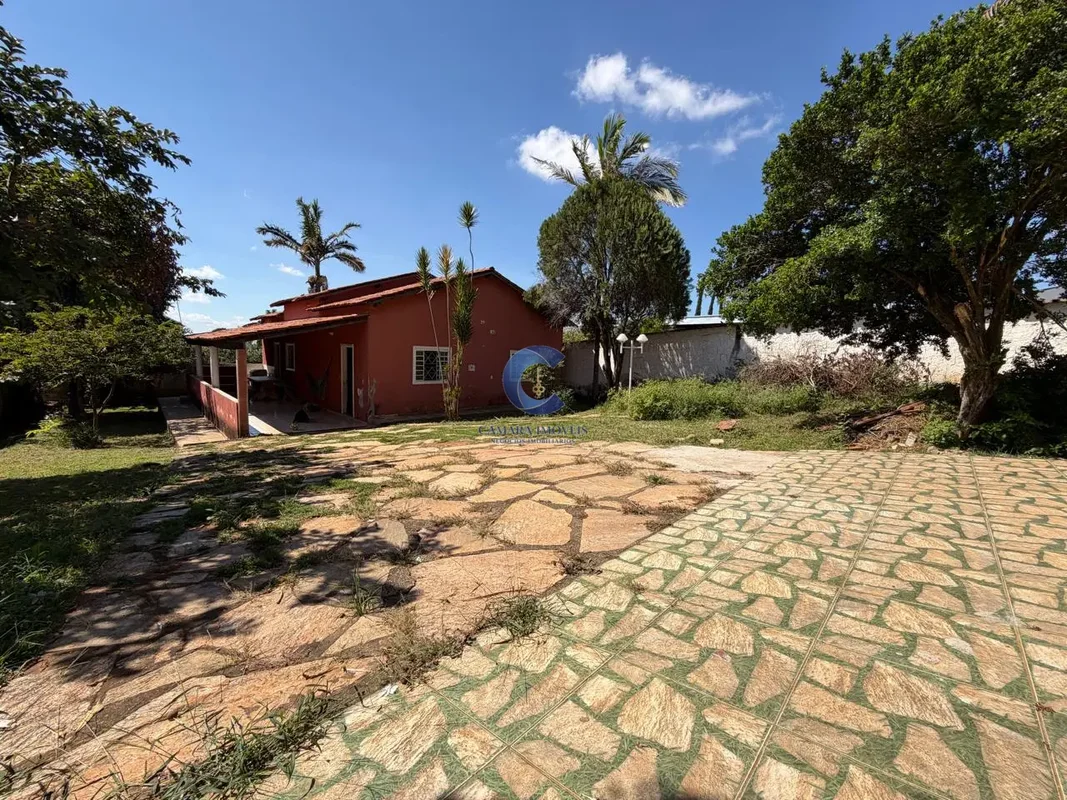 Descubra uma excelente oportunidade em VICENTE PIRES, DF: Uma casa espaçosa, bem...