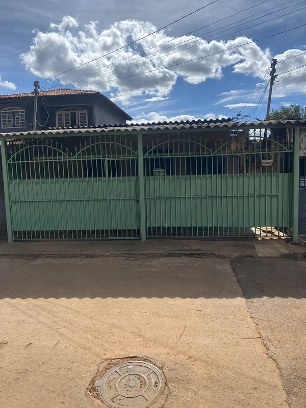 VENDE-SE UMA CASA COM 2 MORADIAS! 1º CASA POSSUI: 2 Quartos 1 Sala 1 Cozinha 1 B...