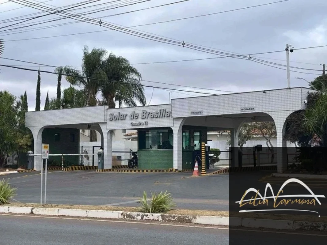 CASA A PREÇO DE TERRENO no Condomínio Solar de Brasília, localizado no coração d...