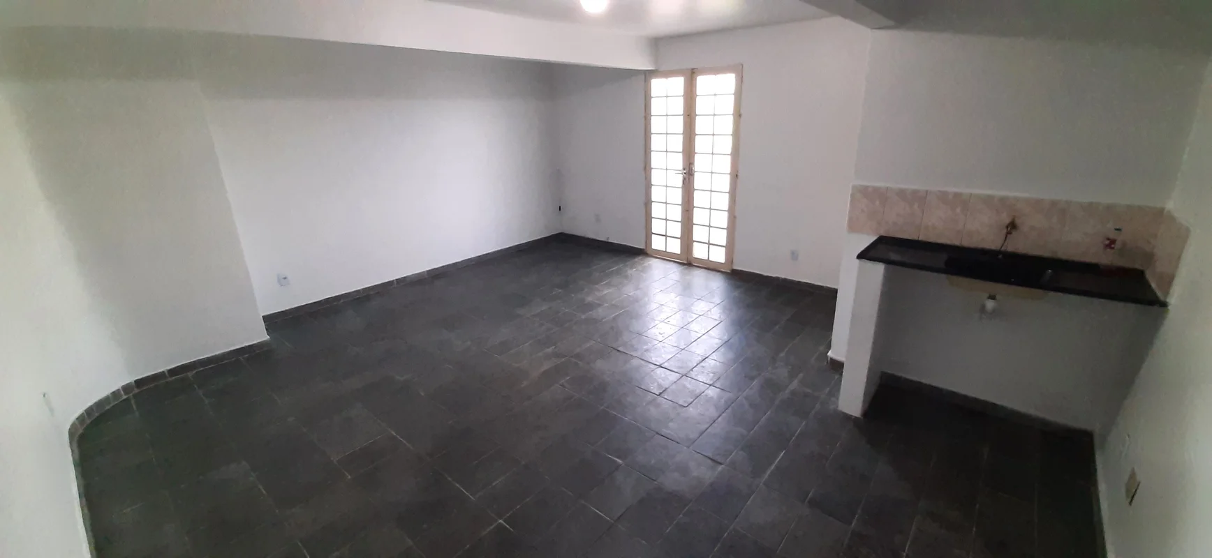 Kitnet com sala, banheiro e sacada. Sem garagem. Com aproximadamente 25m². Nasce...