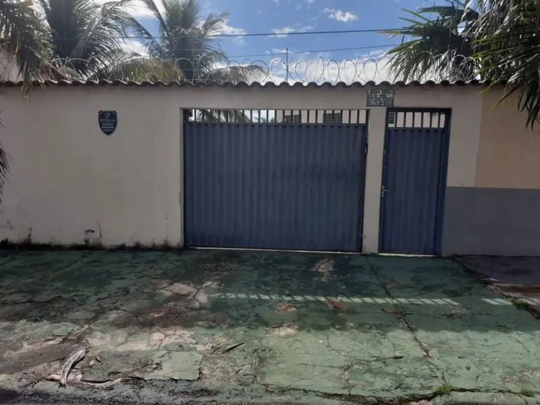 Aluga-se sobrado de 250 m² e 150 m² de construção com:- 2 quartos sociais;- 1 su...