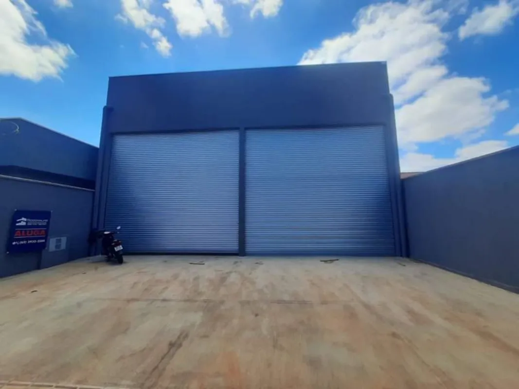 Aluga-se galão novo, nunca ocupado, com 320m², estacionamento para 4 carros, por...