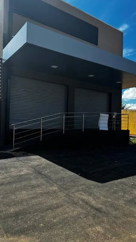 Aluga-se excelente sala comercial em avenida principal, com 2 portas, mezanino, ...