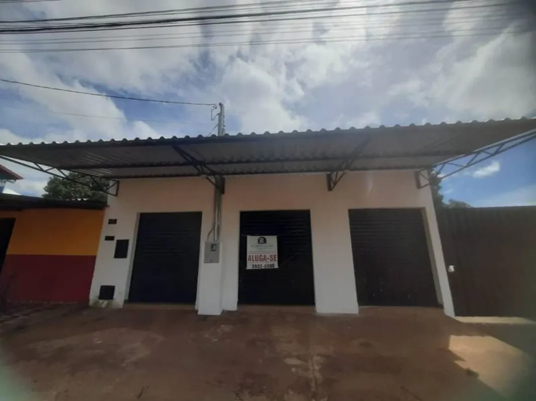 Aluga-se sala comercial, com dois banheiros e espaço aberto nos fundos.Aluguel R...