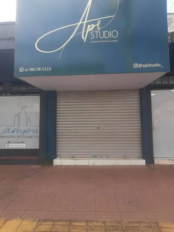 Aluga-se sala comercial de 45 m² com banheiro. Localizada na esquina da Av. Bern...
