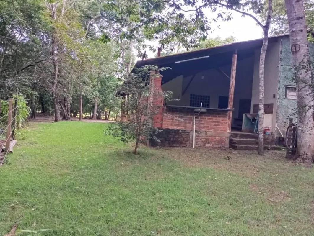 O rio passa no fundo da chácara e a 80 metros deságua no turvo, ou seja, você te...