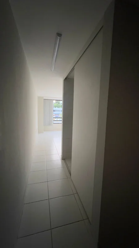 Aluga-se para KIT ou Sala Comercial no Sudoeste Imóvel com piso em cerâmica, div...