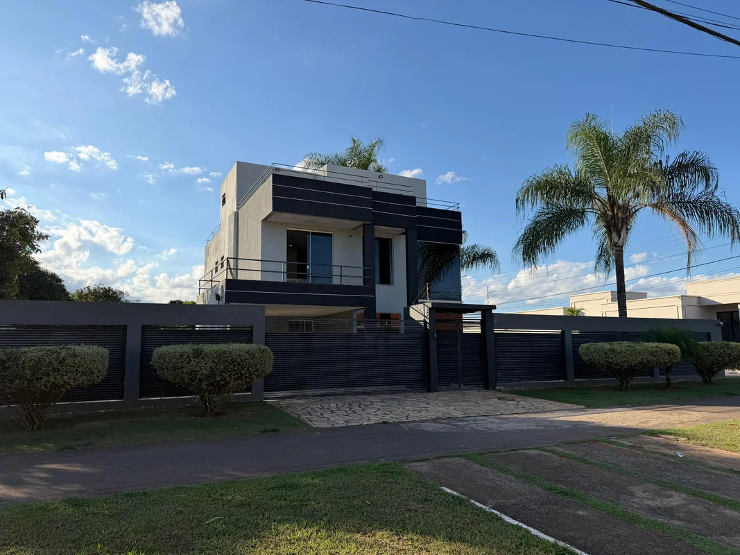 Condomínio Entre Lagos.São 4 quartos, sendo 2 suítes, sala, cozinha, escritório,...