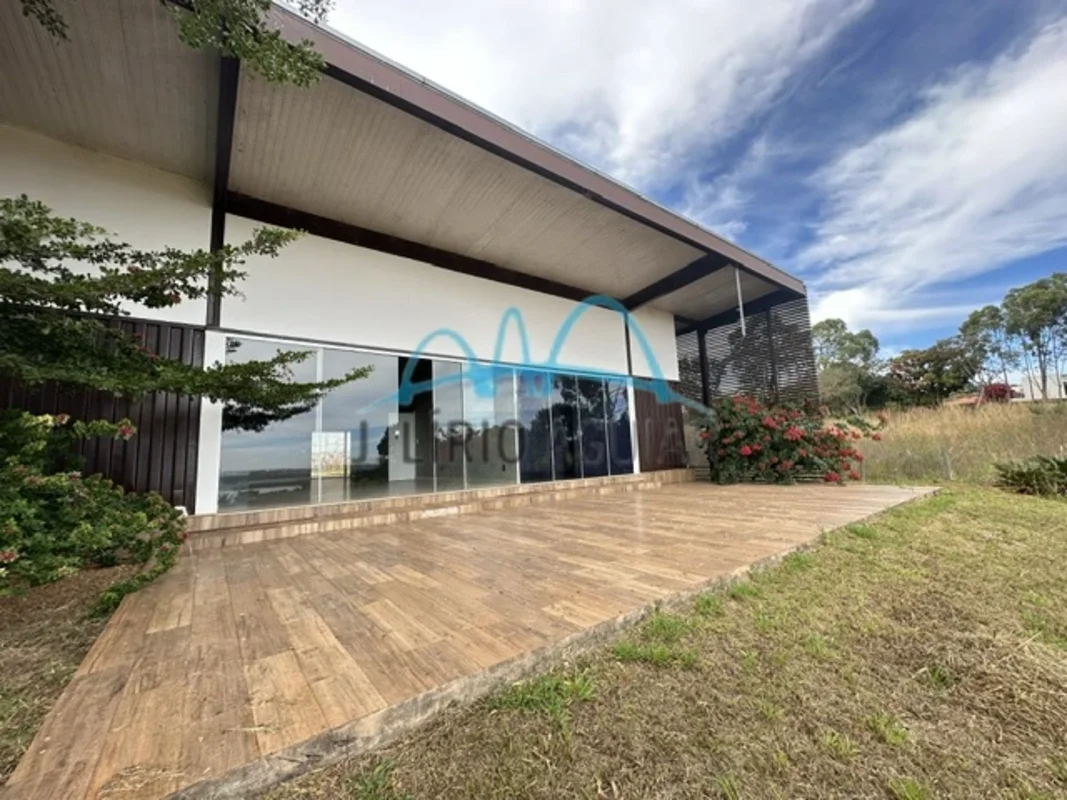 QI 28 Lago Sul | Vista Exclusiva, Arquitetura Contemporânea e Terreno ÚnicoEm um...