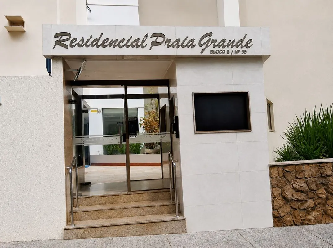 Apartamento 304 Bloco B, (01) sala com sacada,(01) banheiro social, (03) quarto ...
