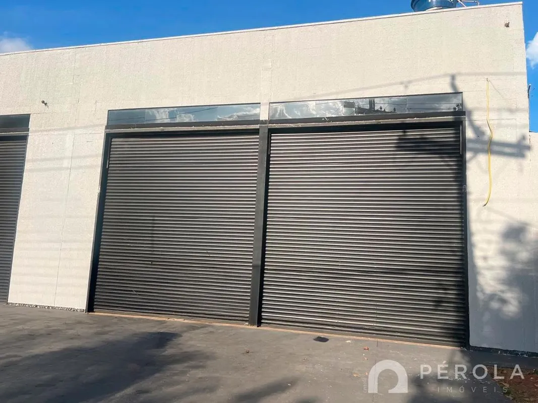 Galpão com 100m², amplo salão com copa e um banheiro. Estacionamento rotativo. L...