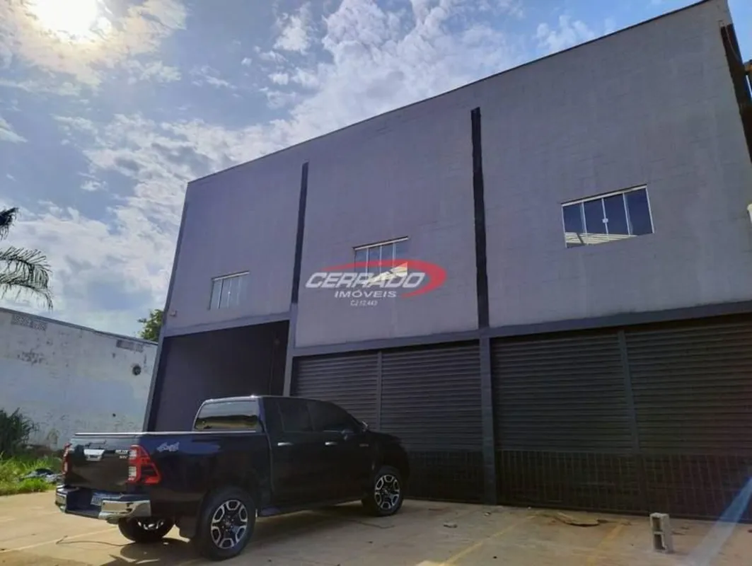 Galpão com 400 m², 2 banheiros, mezanino no pavimento superior, piso usinado, po...