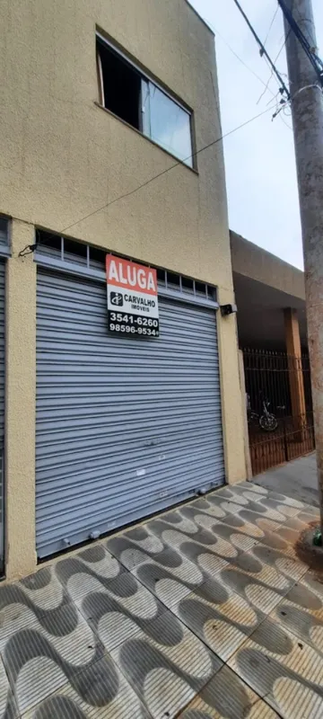 Sala comercial com aproximadamente 35 m², composta por banheiro, 01 porta de aço...