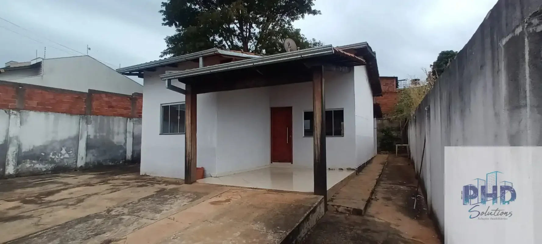 3 quartos sendo um suite , sozinha no lote , armarios na cozinha . Otima localiz...