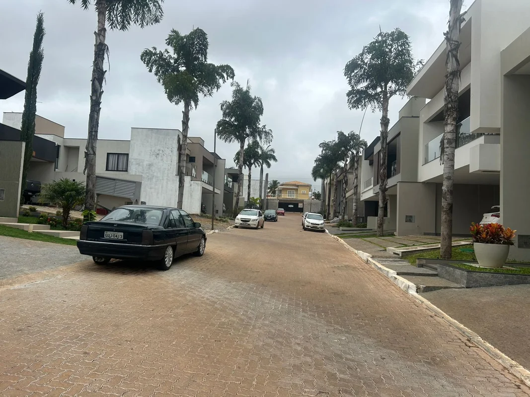Imagine viver em uma casa de alto padrão no condomínio Arniqueiras, localizado n...