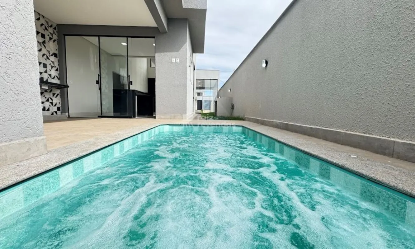 Casa térrea contemporânea no Terras Alpha 2, com ambientes integrados, pé-direit...