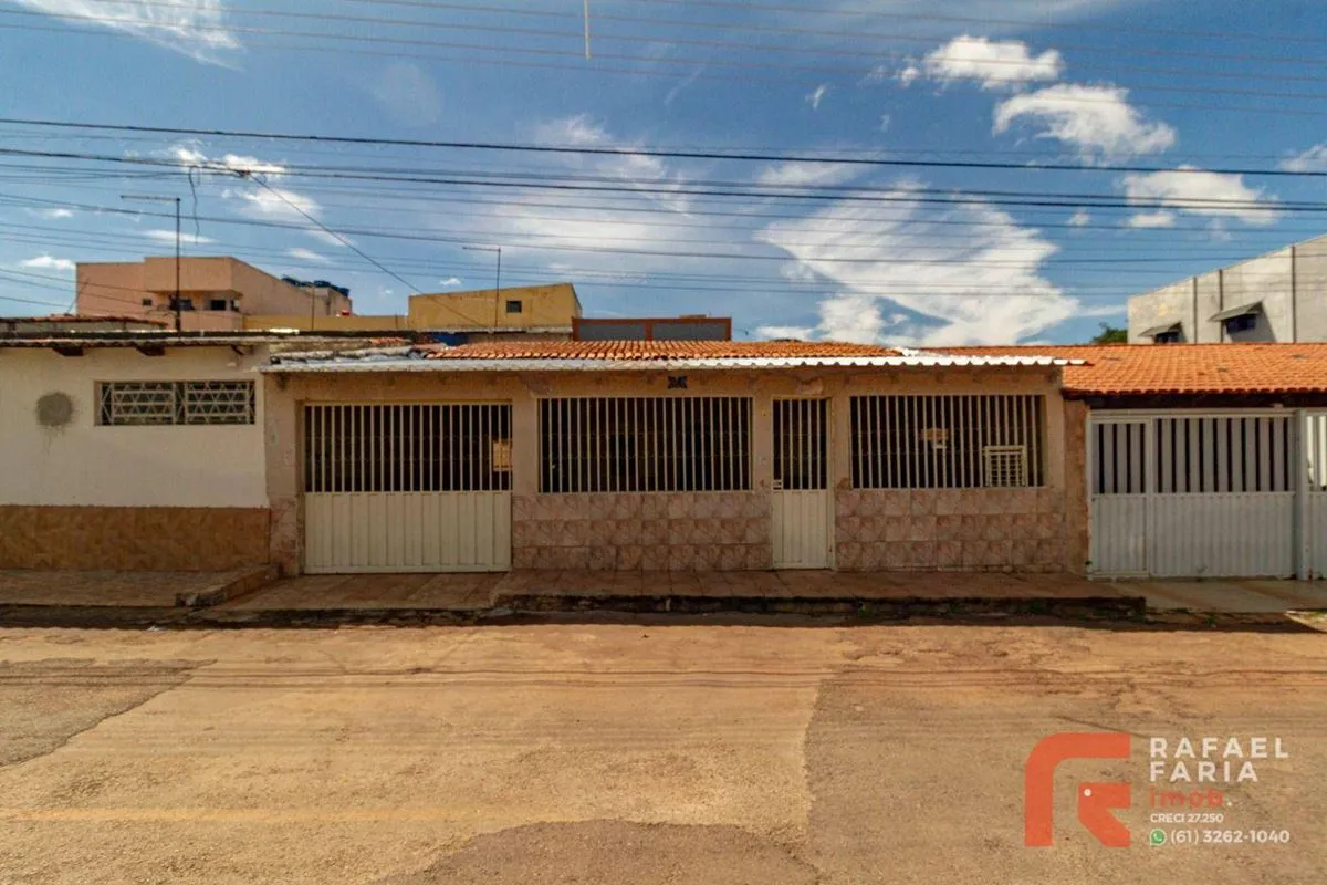 RAFAEL FARIA Imob. vende excelente casa 3 quartos, na laje, Setor Leste - Gama -...