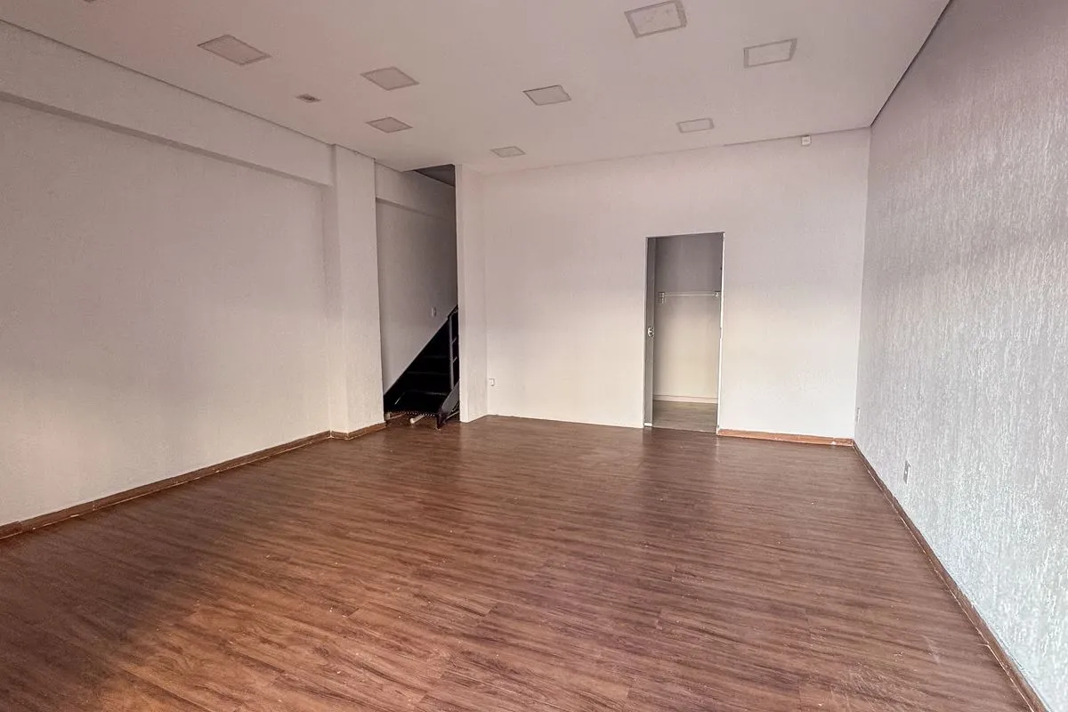 LOJA COM MEZANINO DE 62 M2, COM BANHEIRO, PISO CERAMICA, 02 PORTAS DE ACO E BLIN...