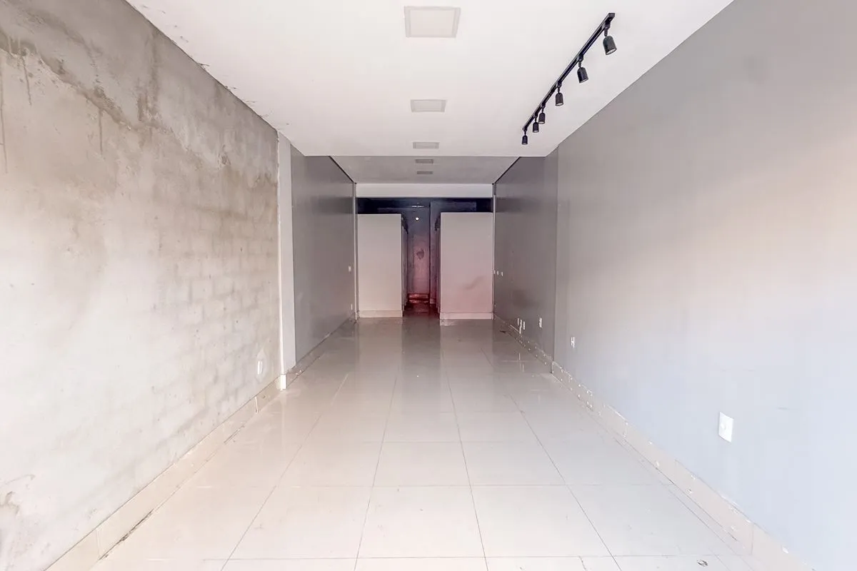 LOJA TERREA COM 38 M2, COPA, BANHEIRO E AREA ABERTA NOS FUNDOS.PISO PORCELANATO,...
