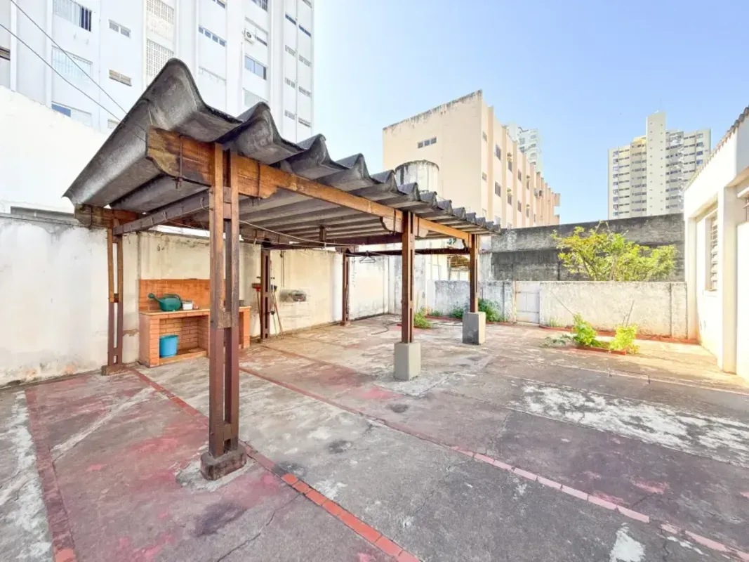 VENDE-SE SOBRADO RESIDENCIAL COM VOCAÇÃO COMERCIAL Imóvel amplo, versátil e com ...