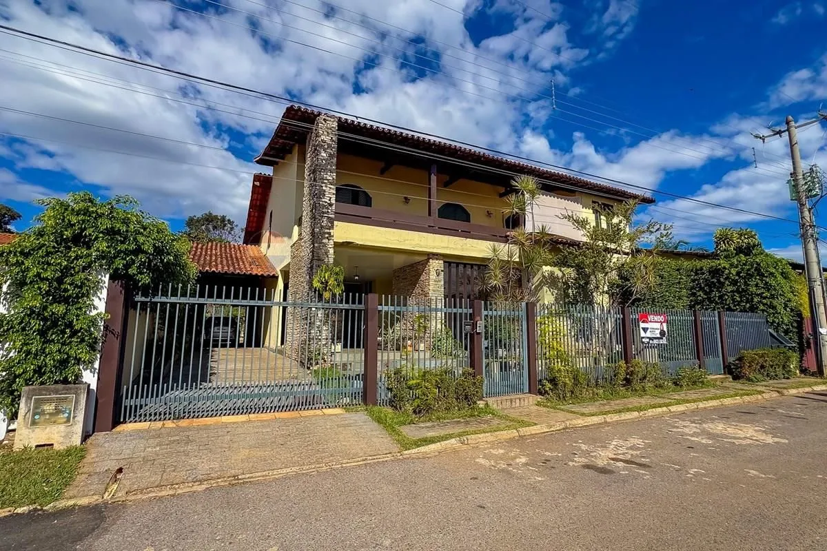 Casa a venda na Shis Qi 25 conj 06 com 400m² Localizada na prestigiada SHIS QI 2...