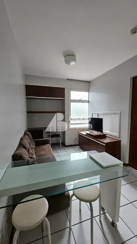  Sala com sofá 02 lugares, rack e TV Bancada de vidro com 02 cadeiras Quarto com...