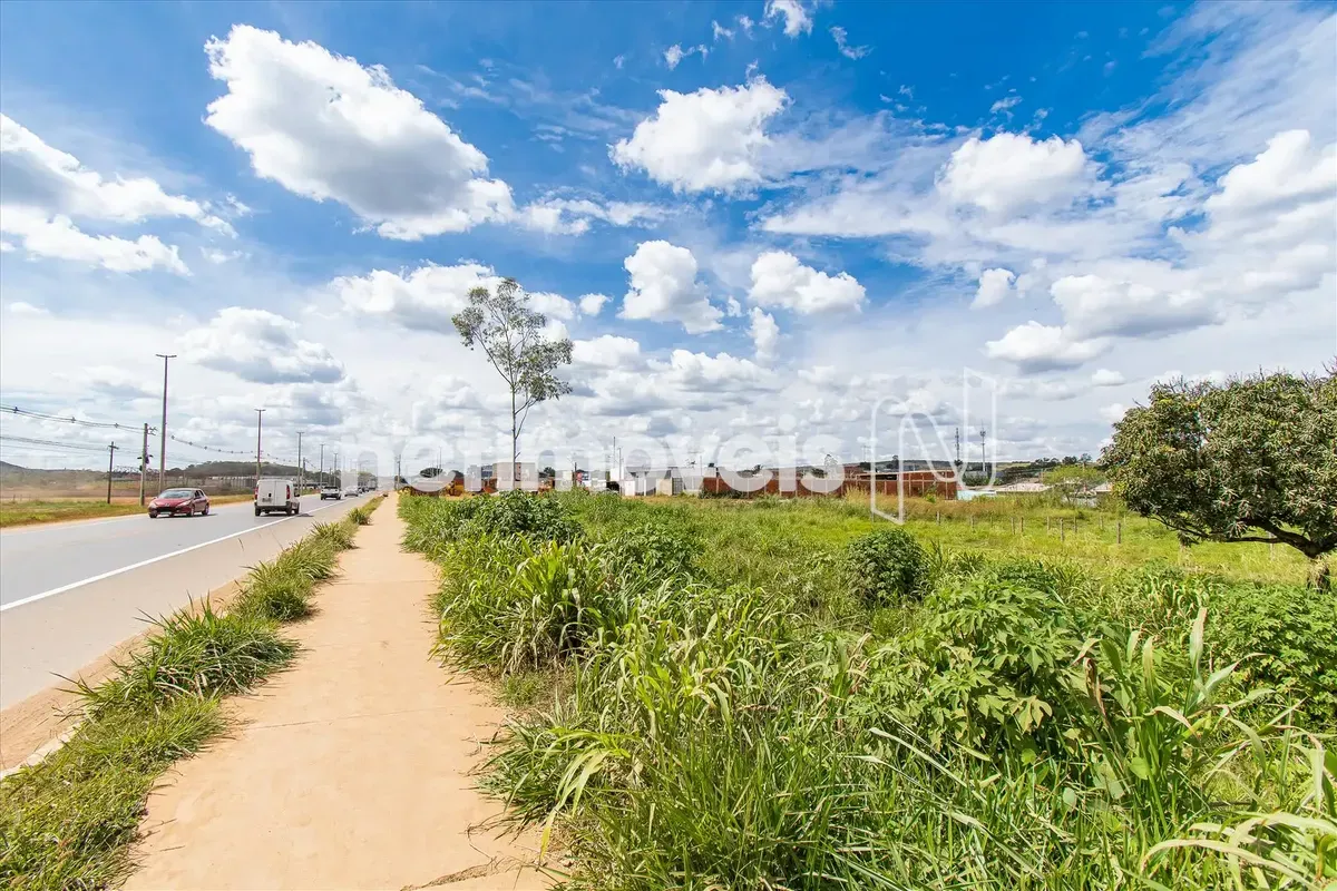 Excelente área urbana localizada às margens da DF-280, em região de forte cresci...
