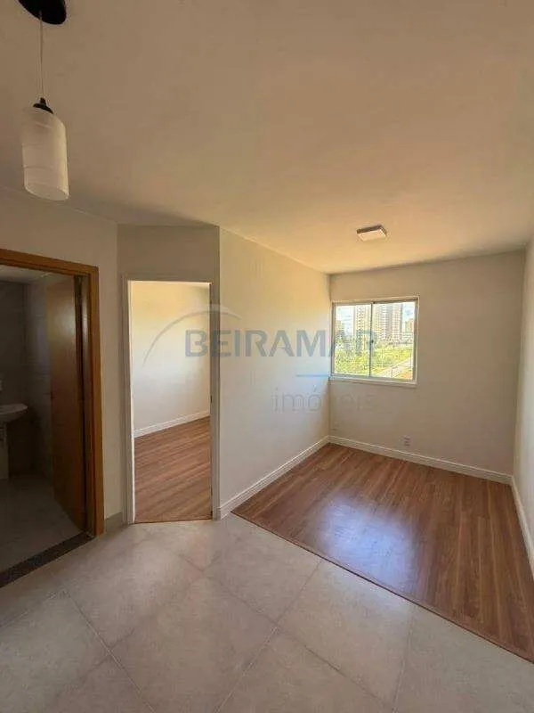 Sala-Ambiente confortável e bem iluminado-Integração com a cozinha-Piso laminado...