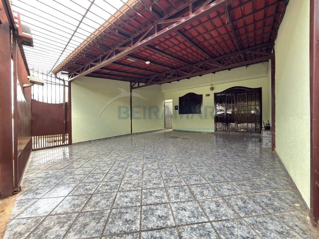 Características do imóvel:- Sala ampla- Cozinha- Copa- Banheiro social- 5 quarto...