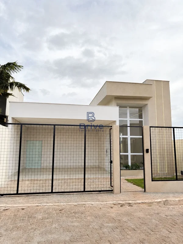 Casa moderna em condomínio fechado na Alameda dos Ipês, na Ponte Alta Norte, com...