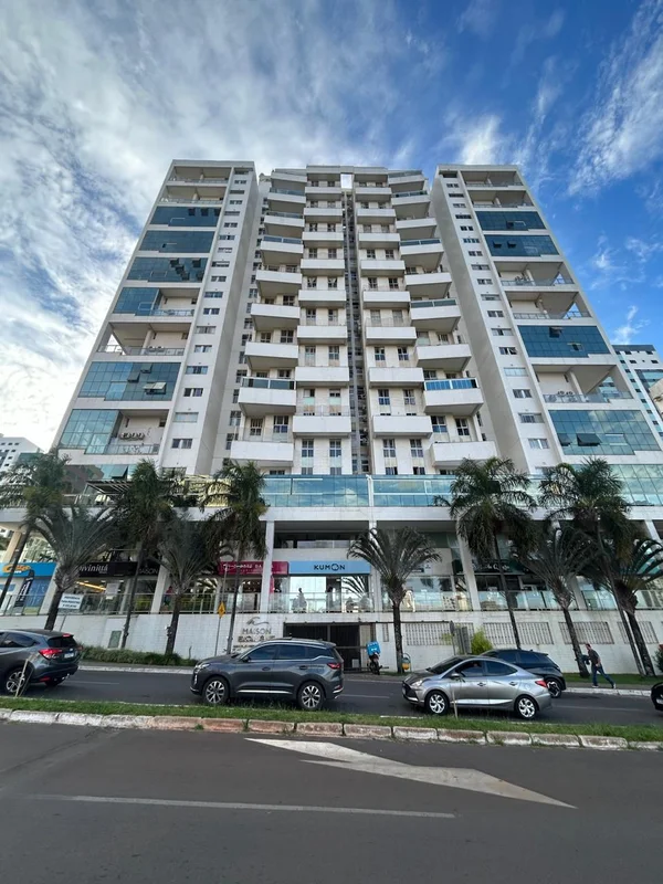 Encante-se com este amplo apartamento à venda na Avenida das Araucárias, no bair...